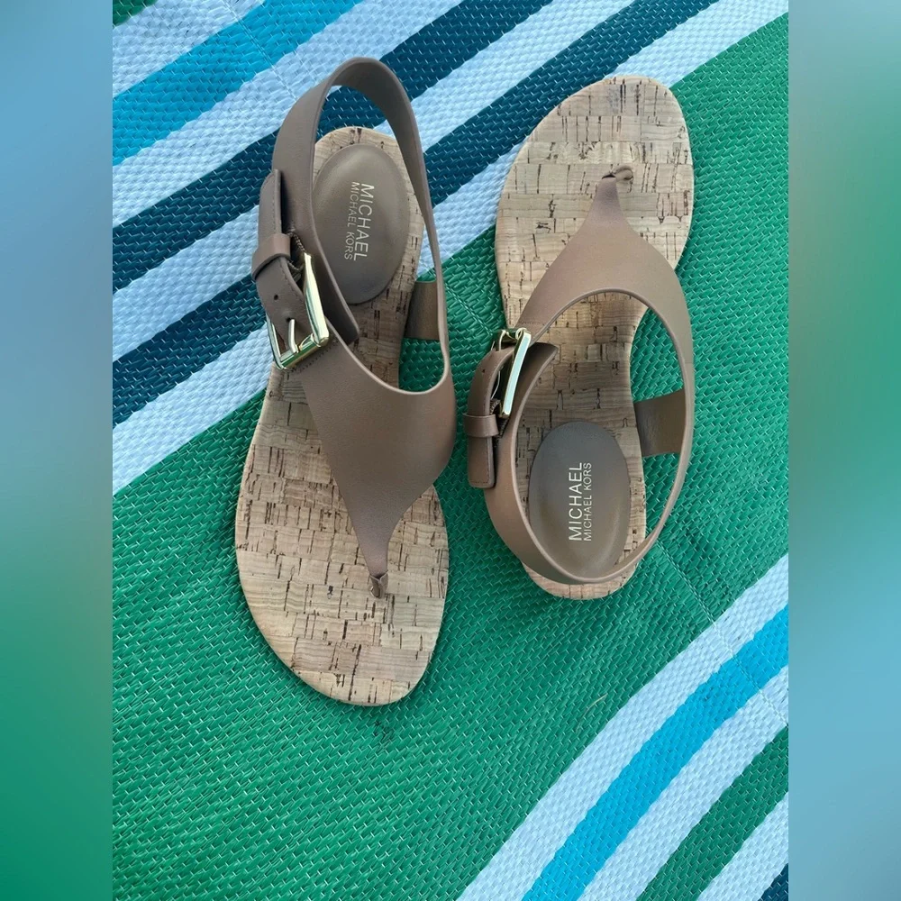 ✨🥳 Michael Kors Tan and Gold Thong Sandals Size 7.5 M Women’s - Picture 13 of 13